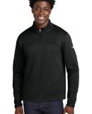 The North Face NF0A8ENJ    Aim 1/4-Zip Fleece in Tnf black